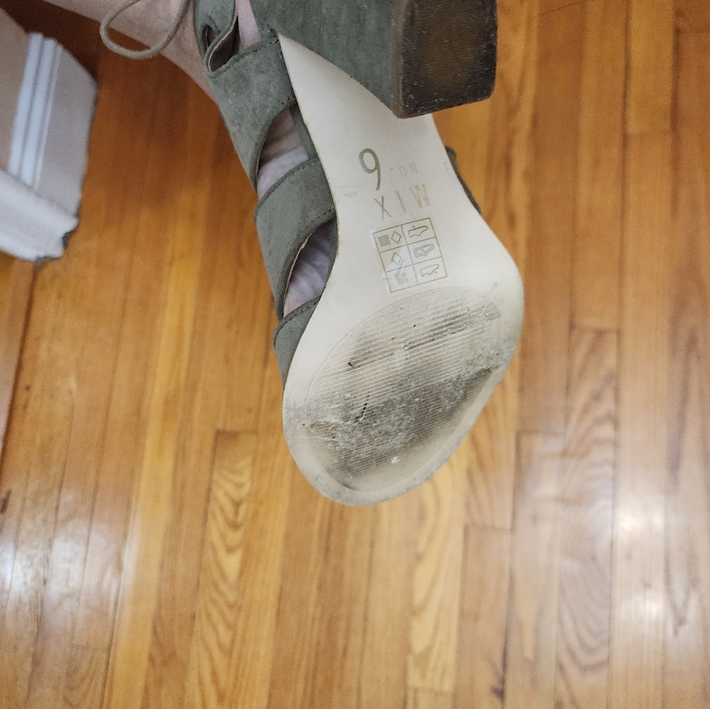 Heels - Picture 5 of 7
